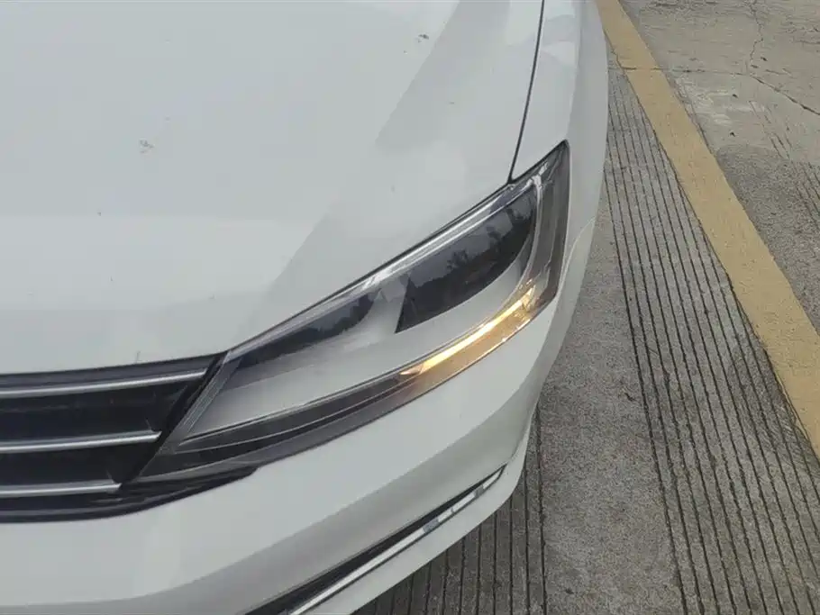 Volkswagen Sagitar 2017 1.6L Automatic Comfort фото 5