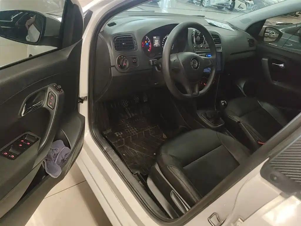 Volkswagen Polo 2016 1.4L Manual Trend фото 16