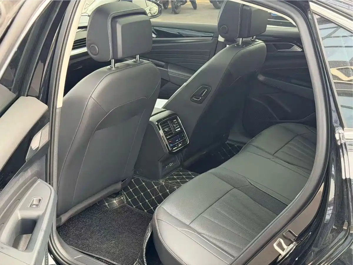Volkswagen Passat 2025 Outstanding 330TSI Starlight Elite Edition фото 15