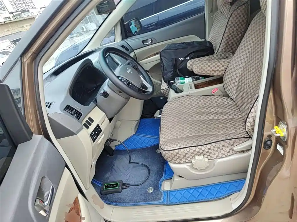 BYD M6 2013 2.4L Manual Luxury фото 15
