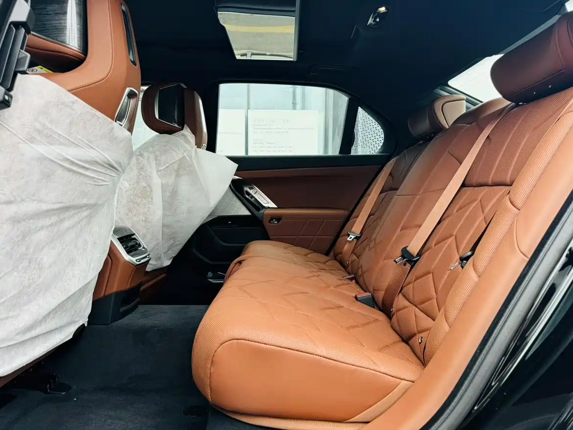 BMW 7 Series 2023 740Li Exclusive M Sport Package фото 12