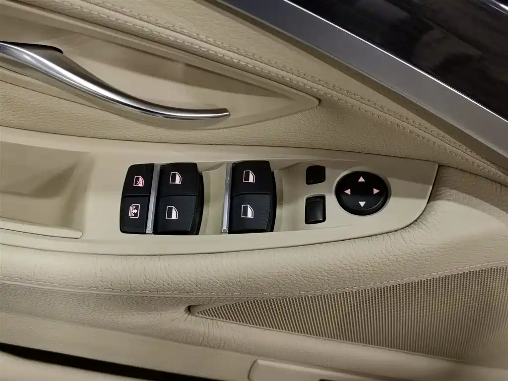 BMW 5 Series 2013 535Li Leadership фото 9