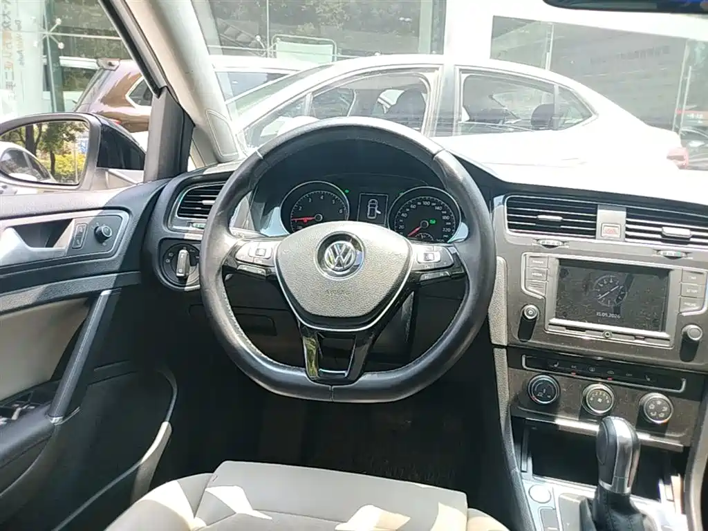 Volkswagen Golf 2017 230TSI Auto Luxury Millionth Anniversary Edition фото 11