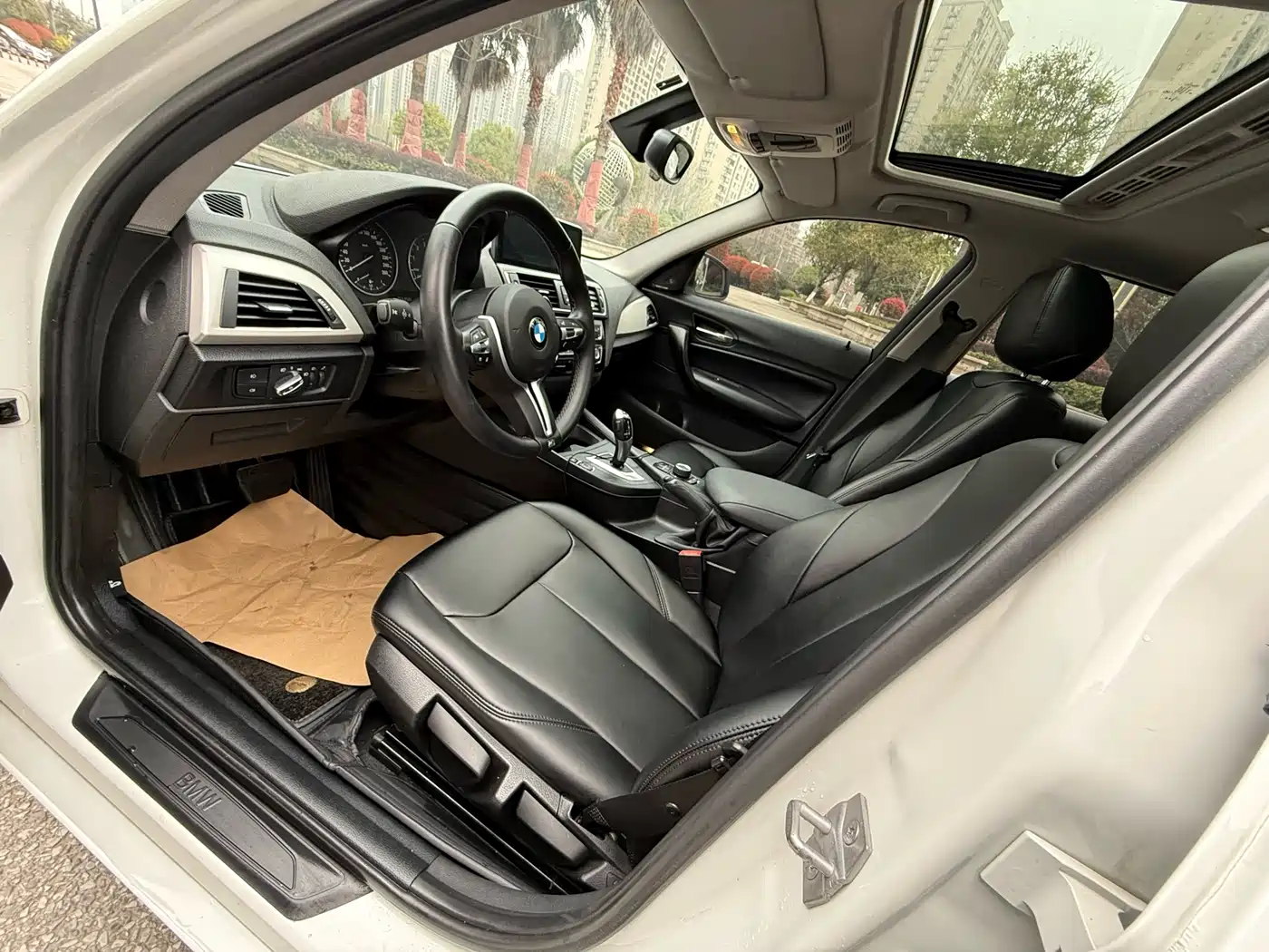 BMW 1 Series (Import) 2015 118i Leading фото 6