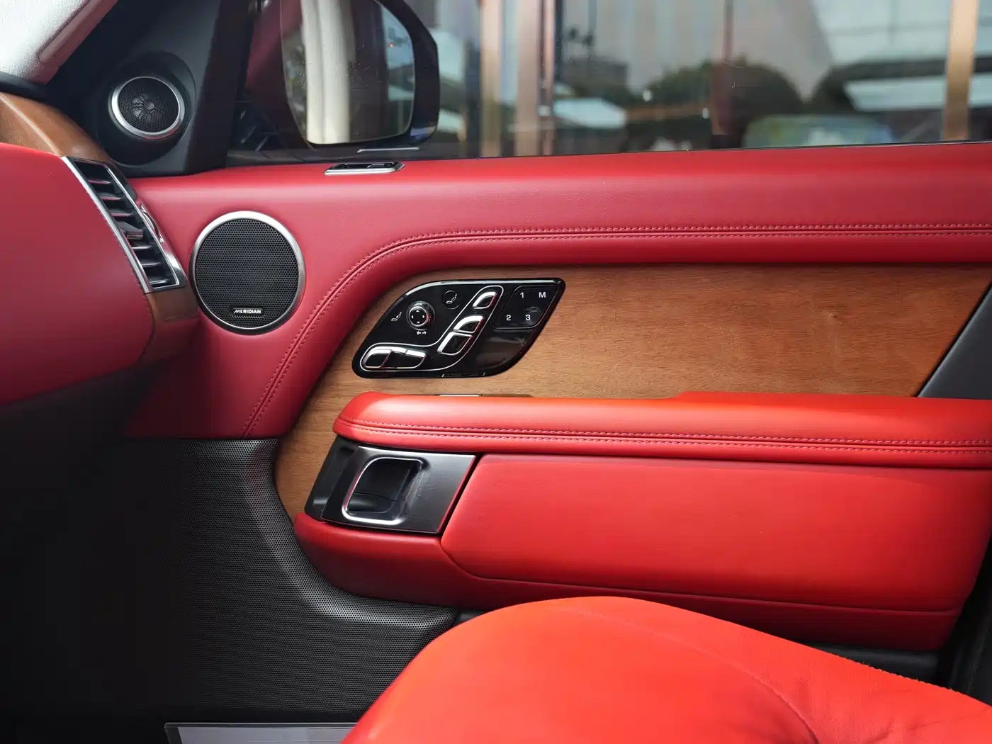 Land Rover Range Rover 2018 3.0 SC V6 AB Revered Genesis Extended Edition фото 16