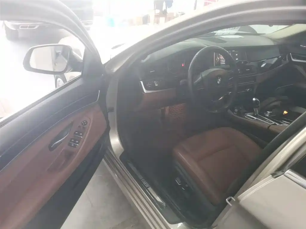 BMW 5 Series 2017 520Li Classic Edition фото 16