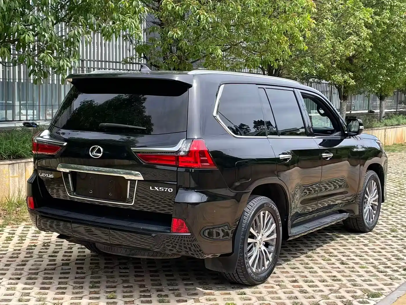 Lexus LX 2017 570 Dynamic Luxury фото 4