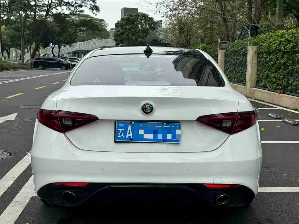 Alfa Romeo Giulia 2017 2017 2.0T 200HP Luxury Edition
