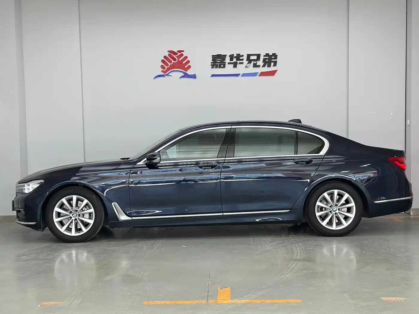 BMW 7 Series 2016 730Li Leading фото 7
