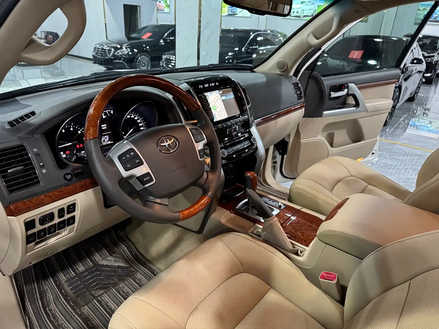 Toyota Land Cruiser 2012 4.6L Automatic VX-R фото 4