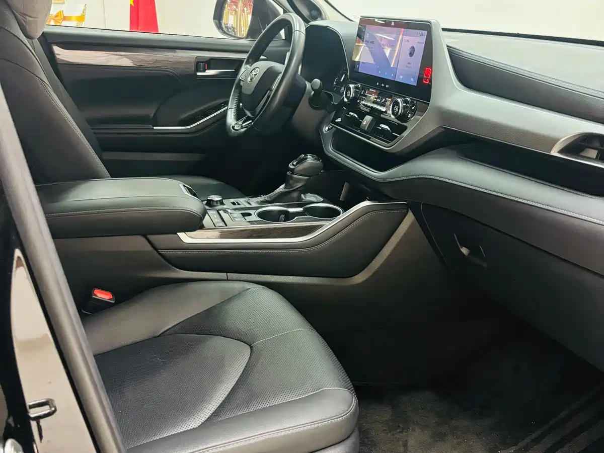 Photo 8 - Toyota Highlander