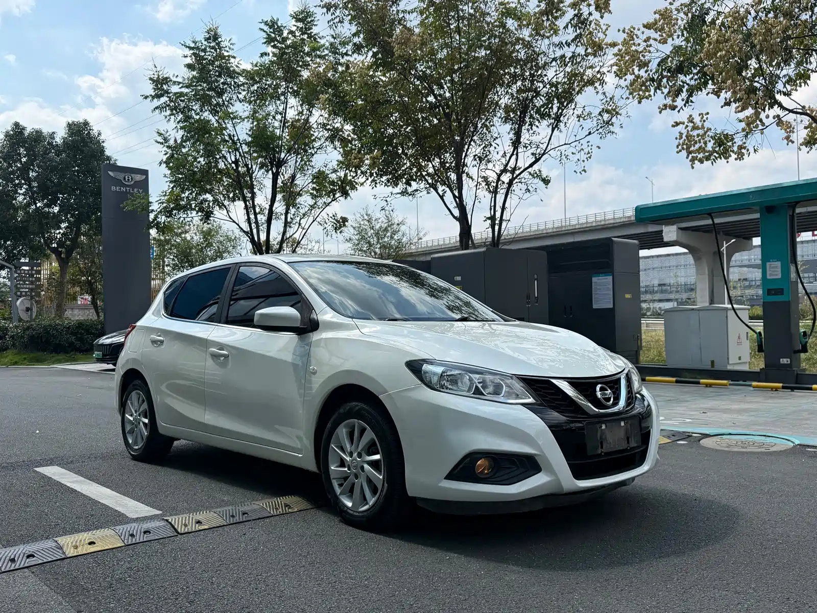 Photo 3 - Nissan Tiida
