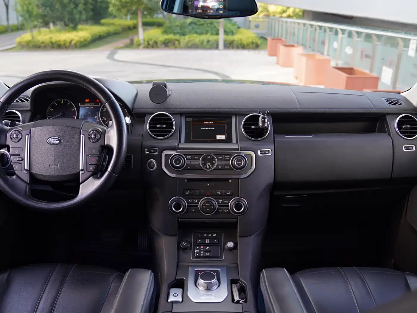 Land Rover Discovery 2015 3.0 SC V6 SE фото 5