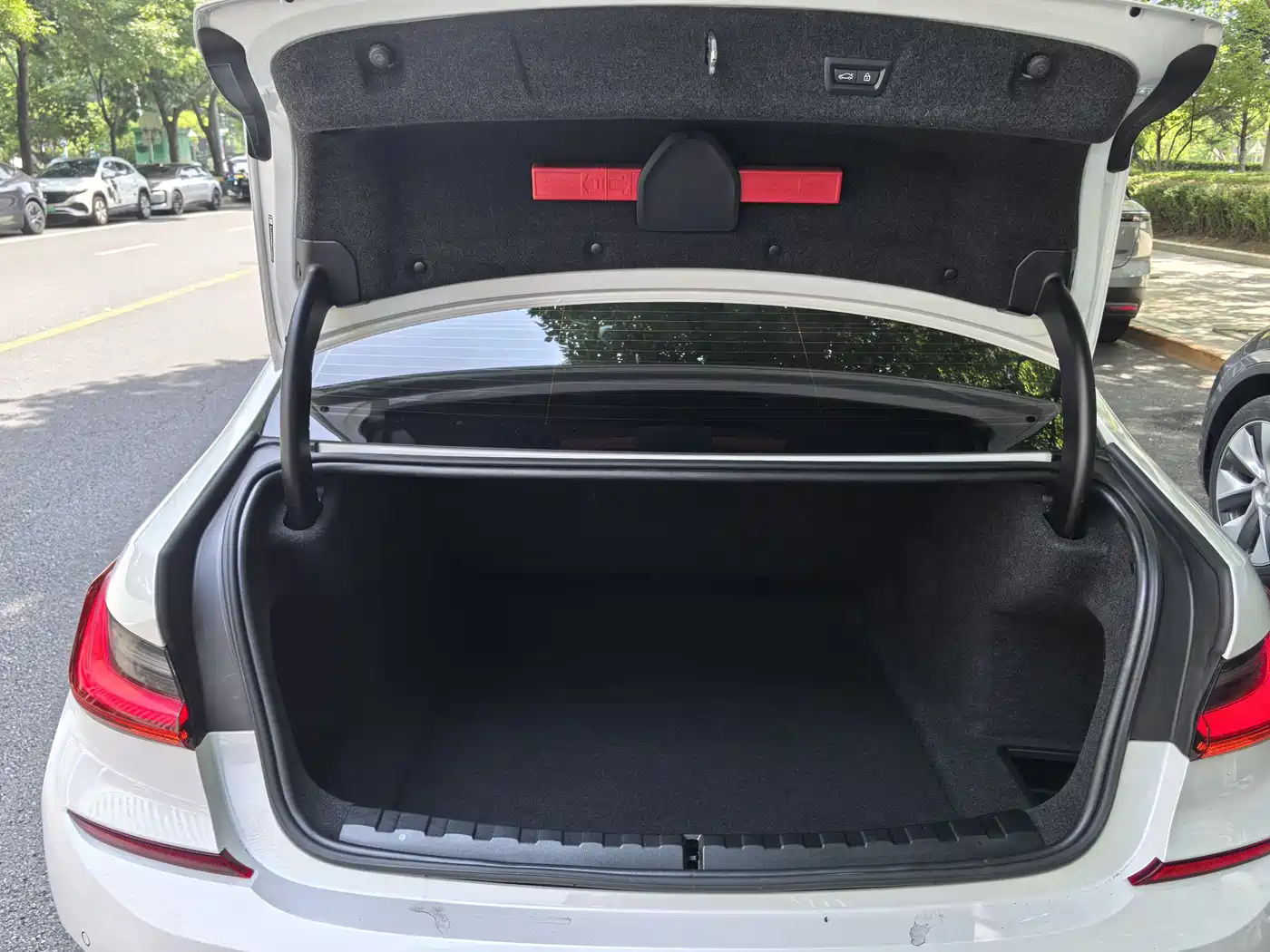 BMW 3 Series 2022 325Li M Sport Shadow Edition фото 15