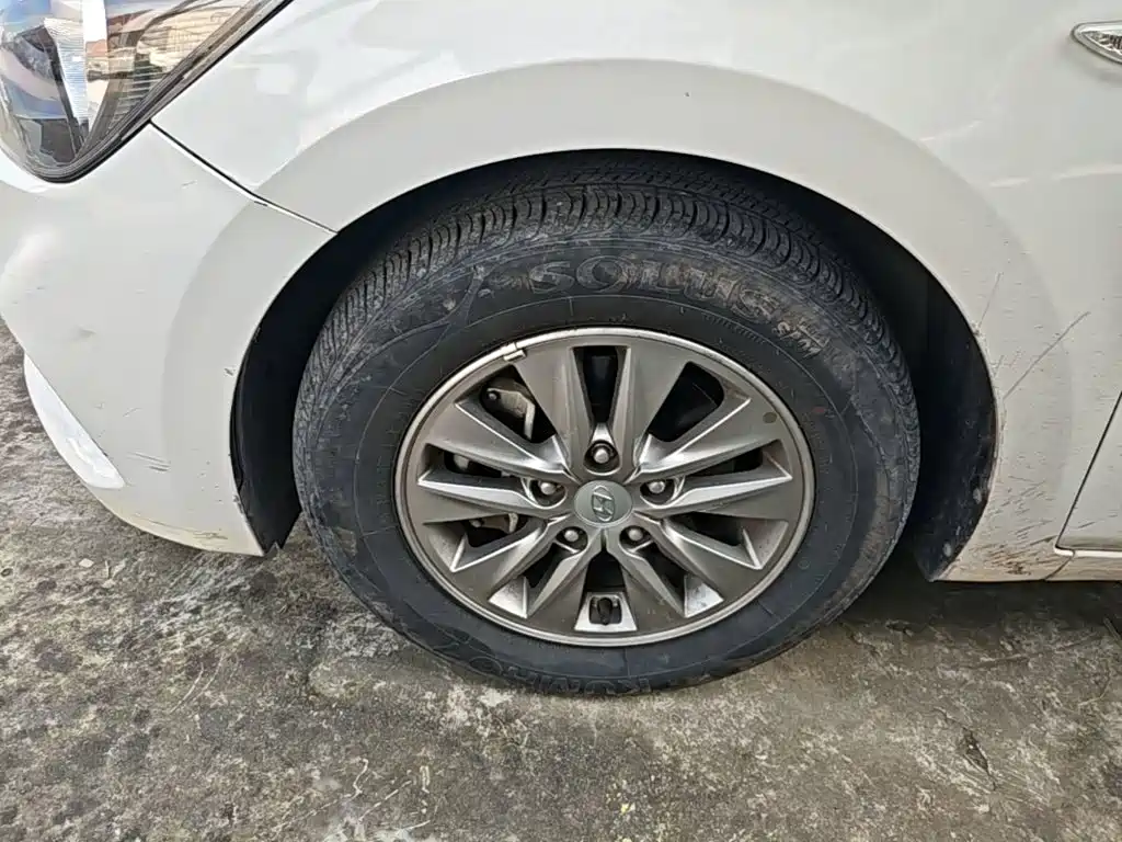 Photo 23 - Hyundai Elantra