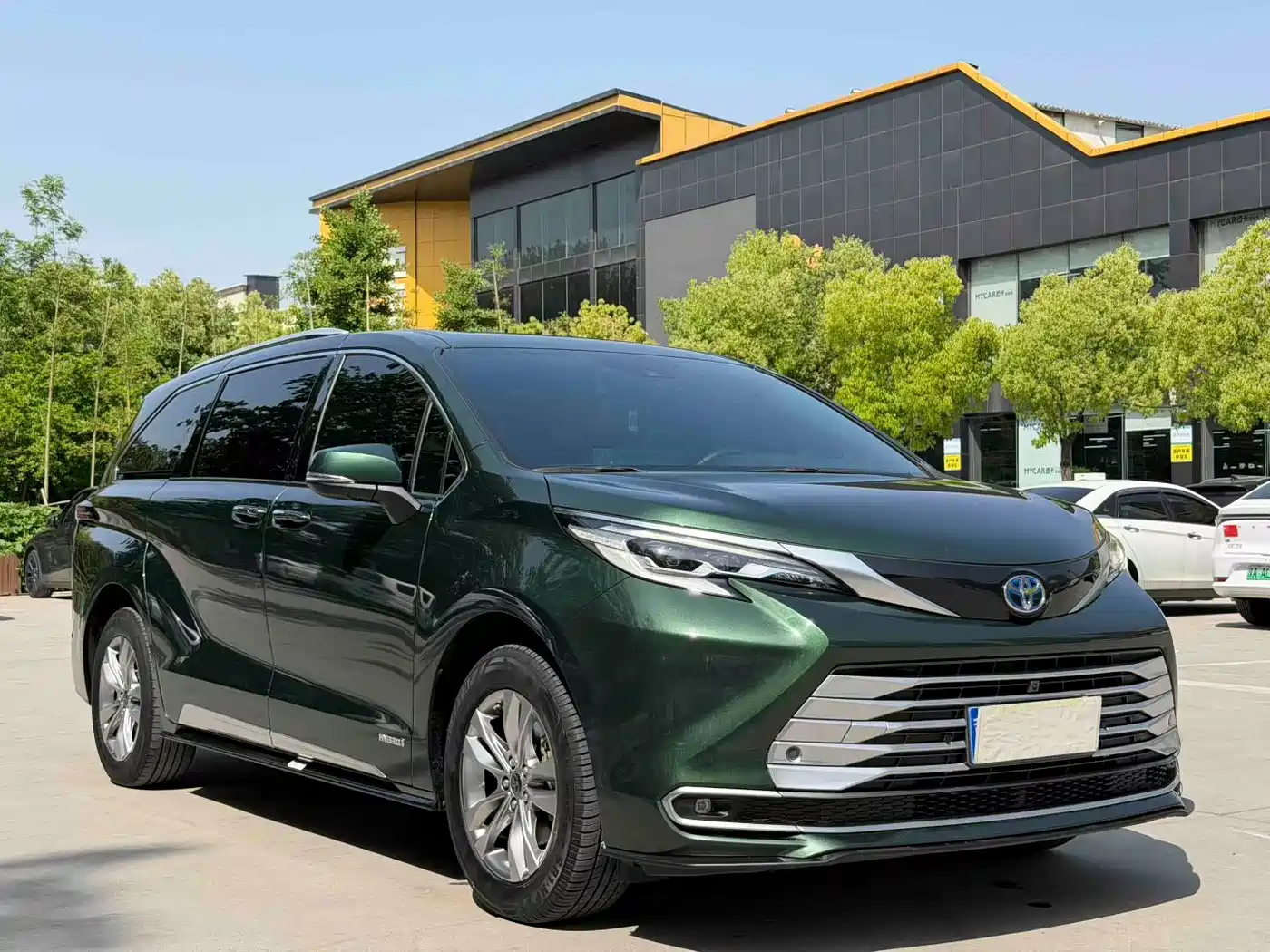 Toyota Sienna 2021 2.5L Hybrid Platinum Edition фото 3