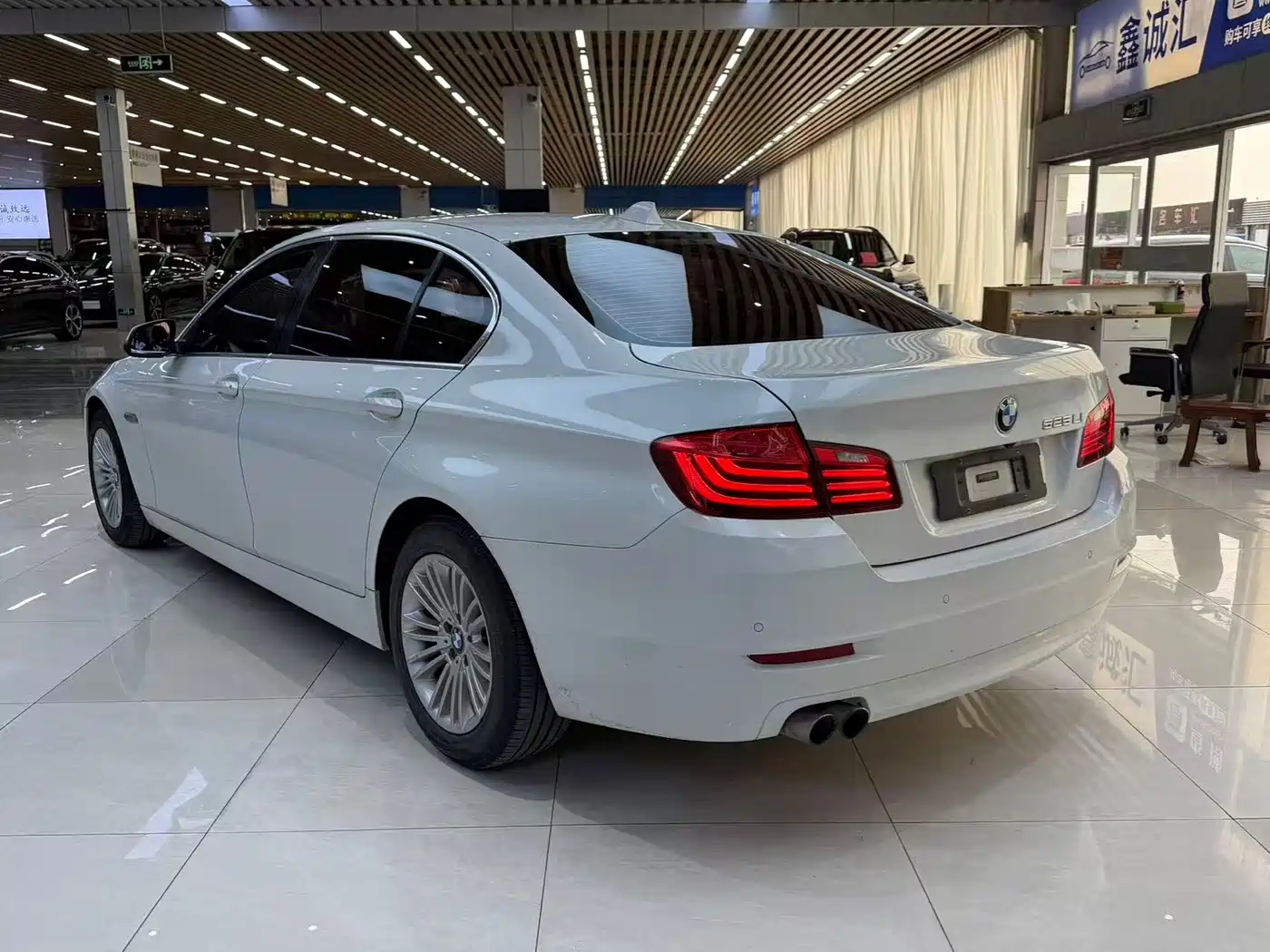 BMW 5 Series 2014 525Li Leading фото 11