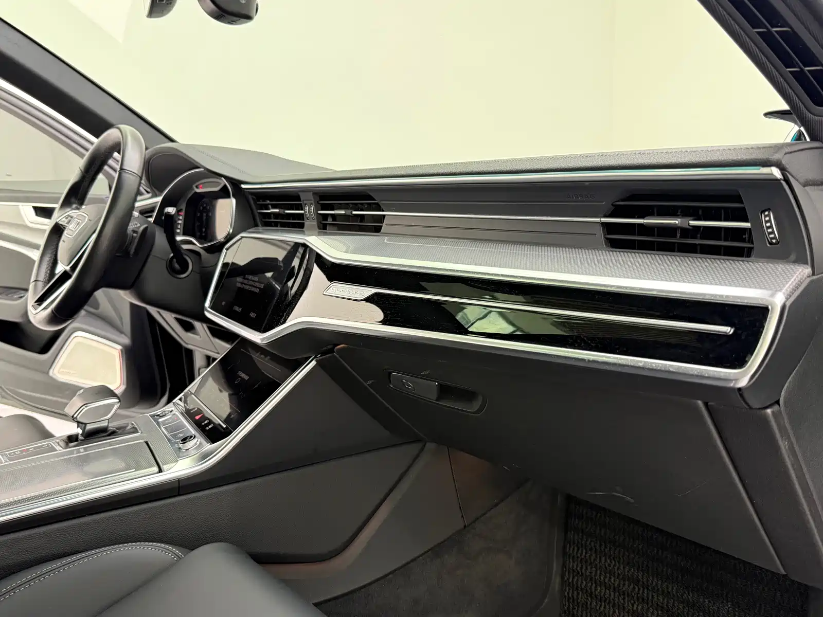 Фото 18 - Audi A6L