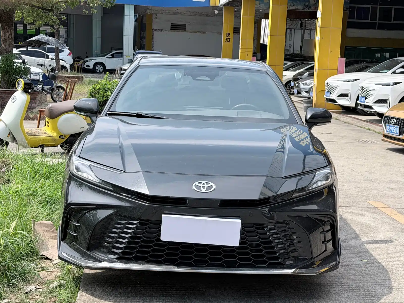 Фото 2 - Toyota Camry
