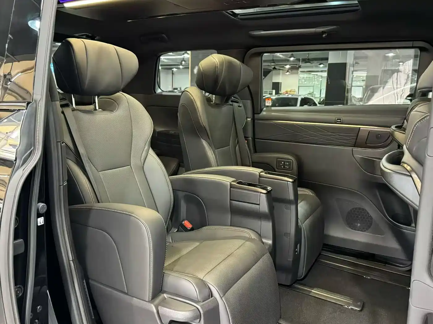 Toyota Alphard фото 7