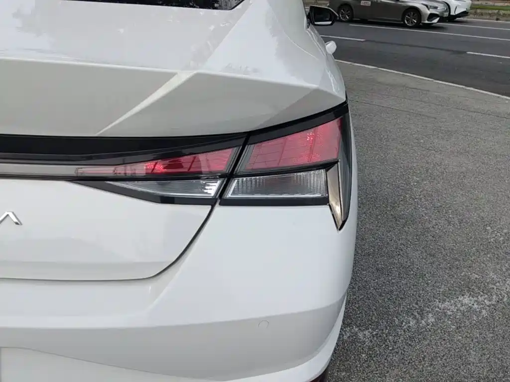 Фото 8 - Hyundai Elantra
