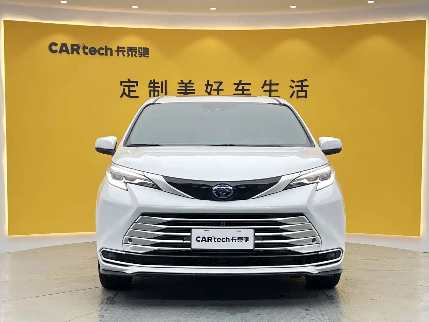 Toyota Sienna 2023 2.5L Hybrid Platinum Edition фото 2