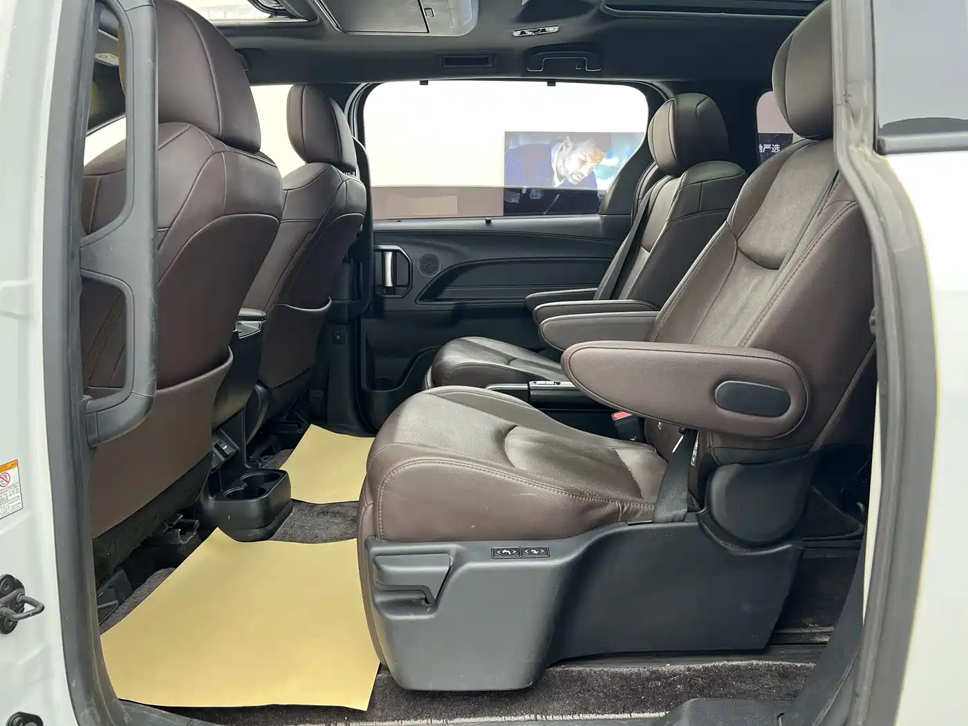 Toyota Sienna 2023 2.5L Hybrid Platinum Edition фото 5