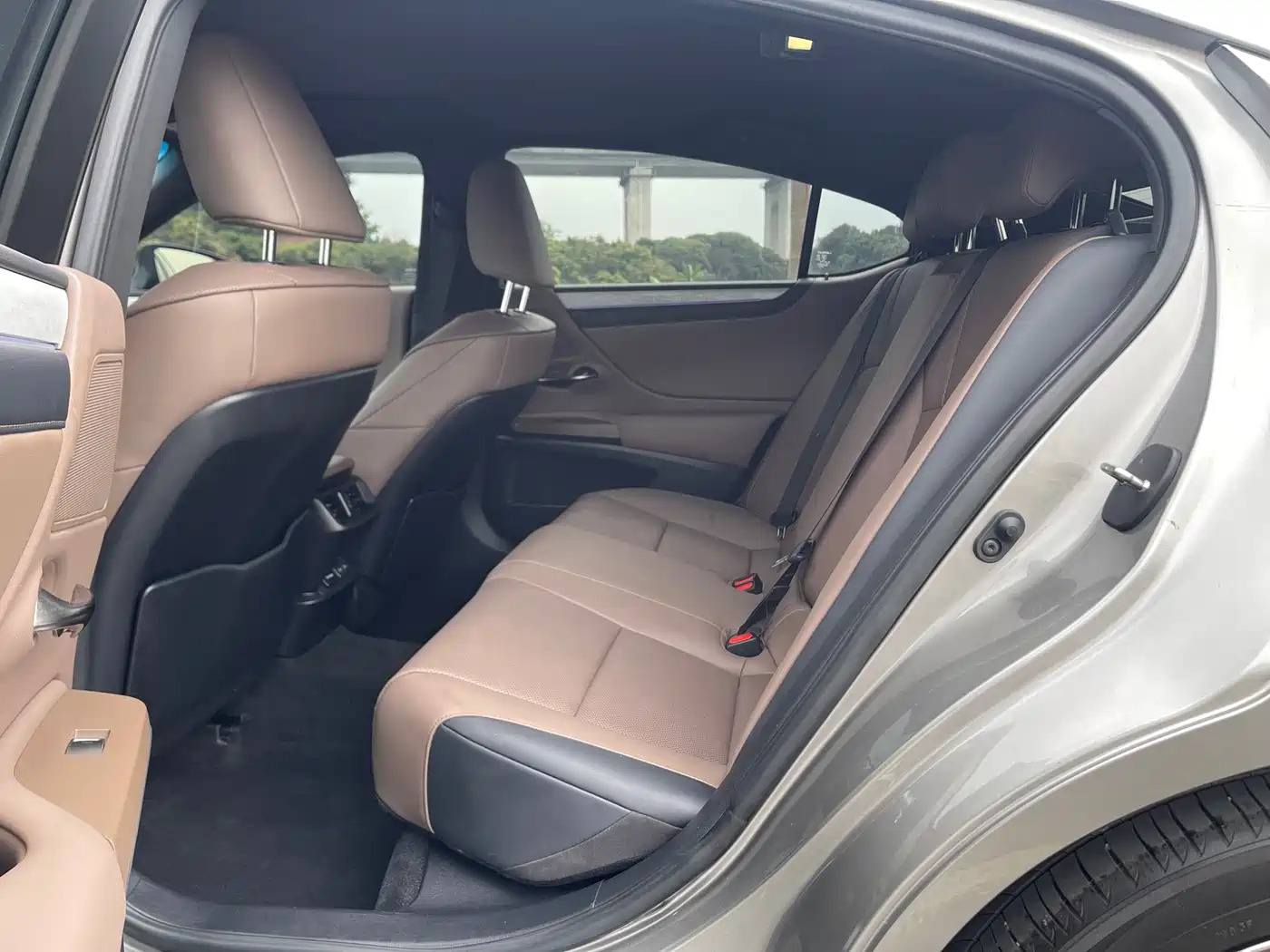 Lexus ES 2025 200 Ultimate Edition фото 28