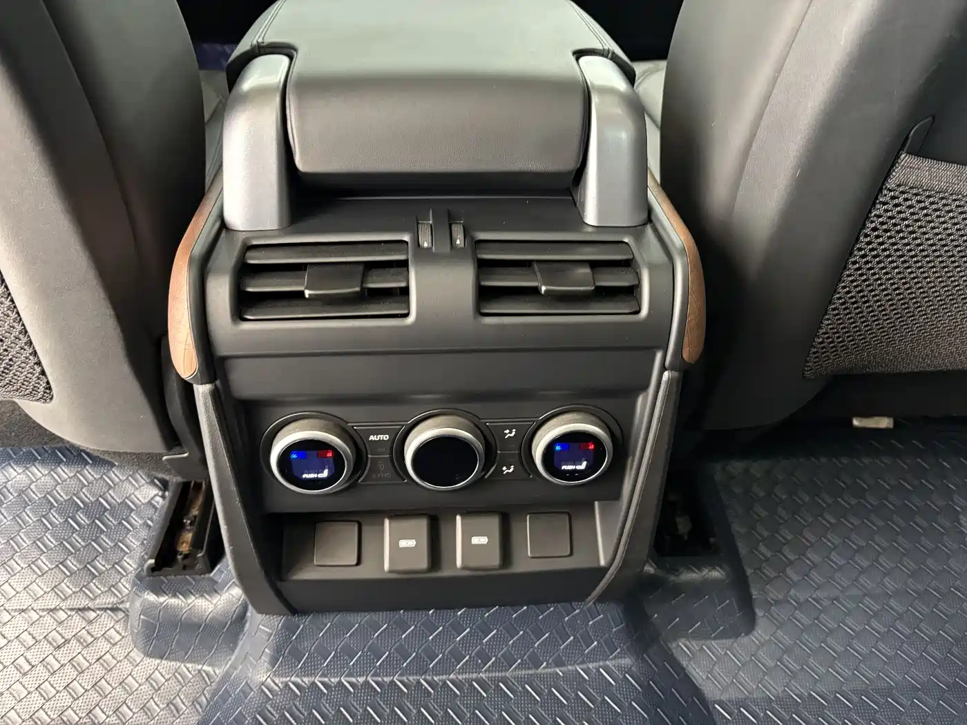 Land Rover Defender 2023 Model 110 3.0T P400 Dark Special Edition фото 19