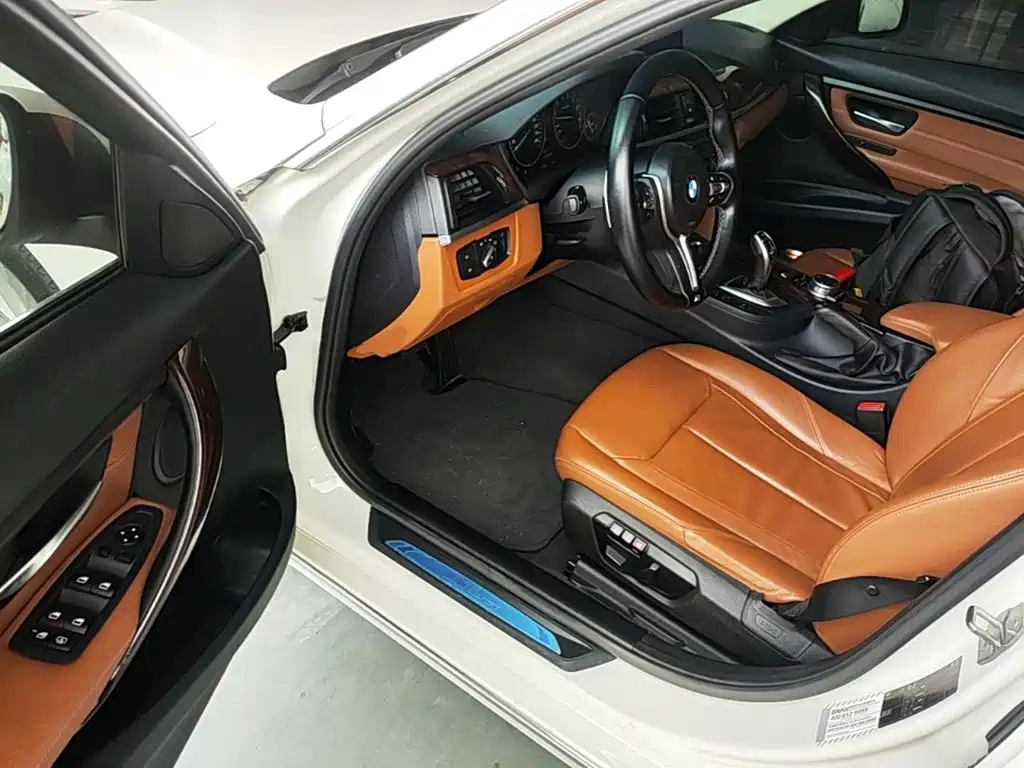 Photo 16 - BMW 3 Series