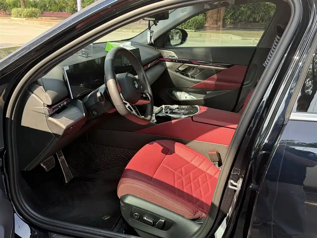 BMW 5 Series 2025 530Li Premium M Sport Package фото 3