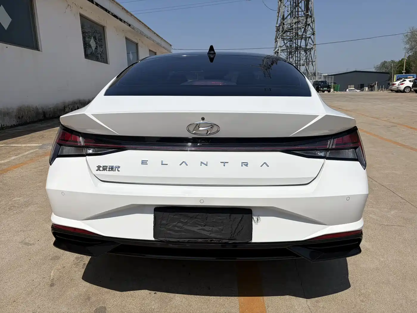 Hyundai Elantra 2021 1.5L CVT LUX Premium Edition фото 8