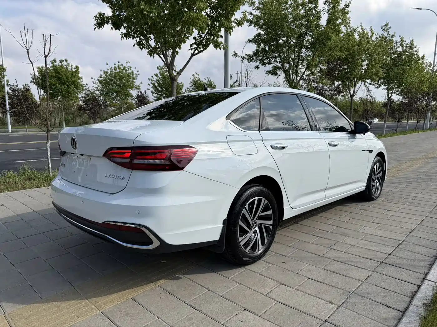Volkswagen Lavida 2023 Facelift 1.5L Automatic 5 Million Edition фото 9
