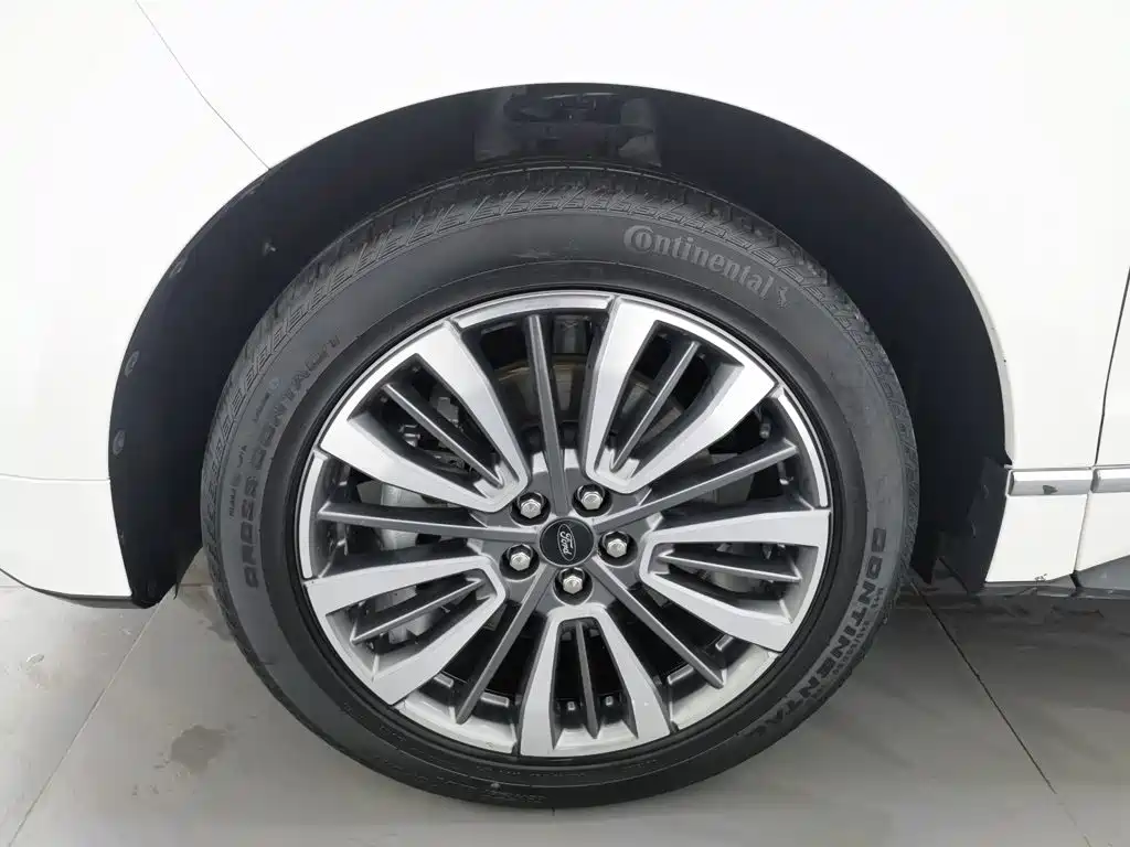 Фото 17 - Ford Edge