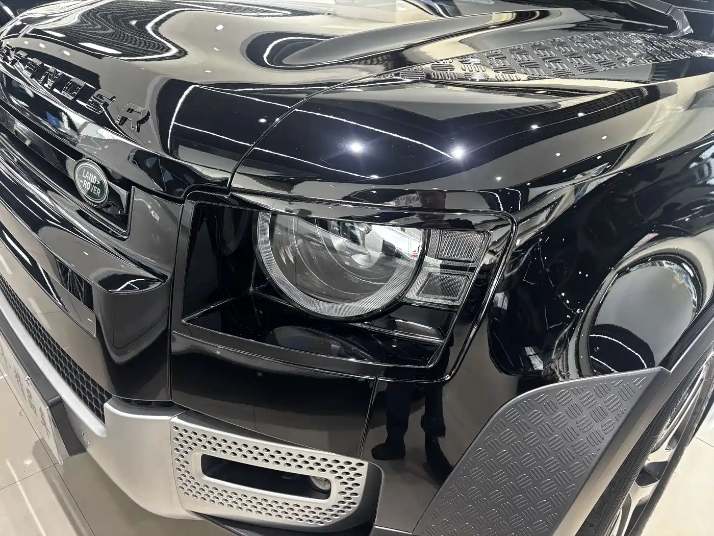 Land Rover Defender 2023 Model 110 3.0T P400 Dark Special Edition фото 8