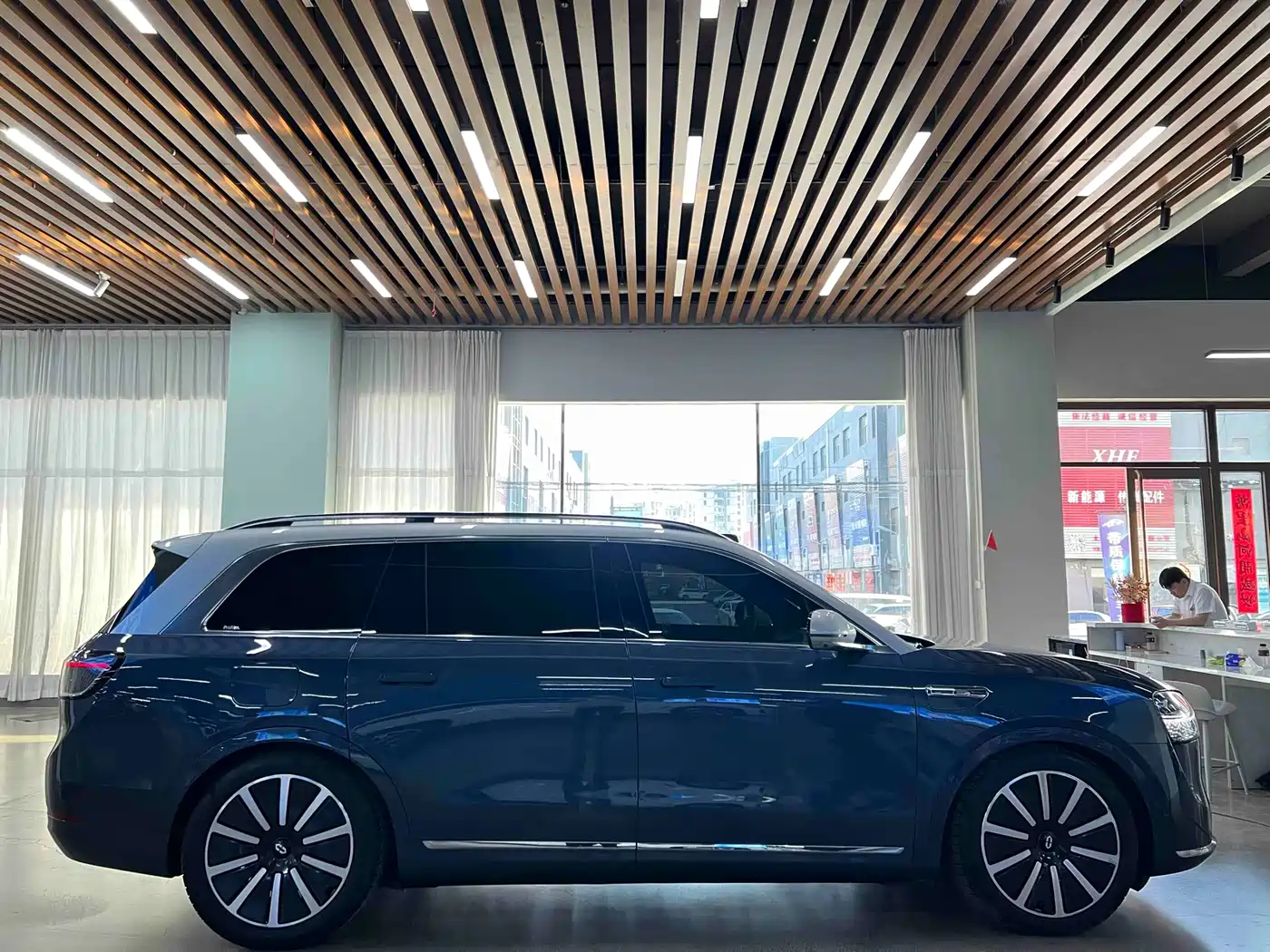 AITO Wenjie AITO M9 2024 Extended Range Ultra 42kWh 6-Seater фото 18