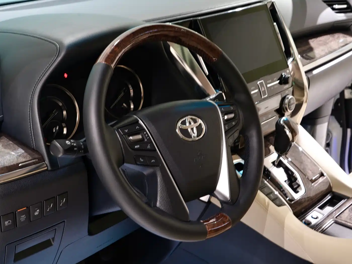 Toyota Vellfire 2020 Twin Engine 2.5L HV Premium Edition фото 4