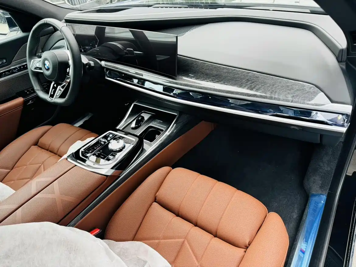 BMW 7 Series 2023 740Li Exclusive M Sport Package фото 22