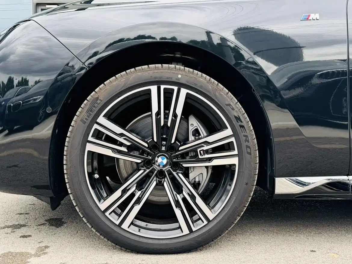 BMW 7 Series 2023 740Li Exclusive M Sport Package фото 27