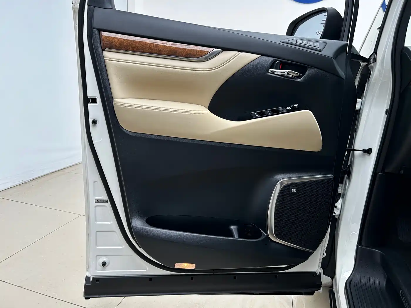 Toyota Alphard 2015 3.5L Premium Edition фото 4