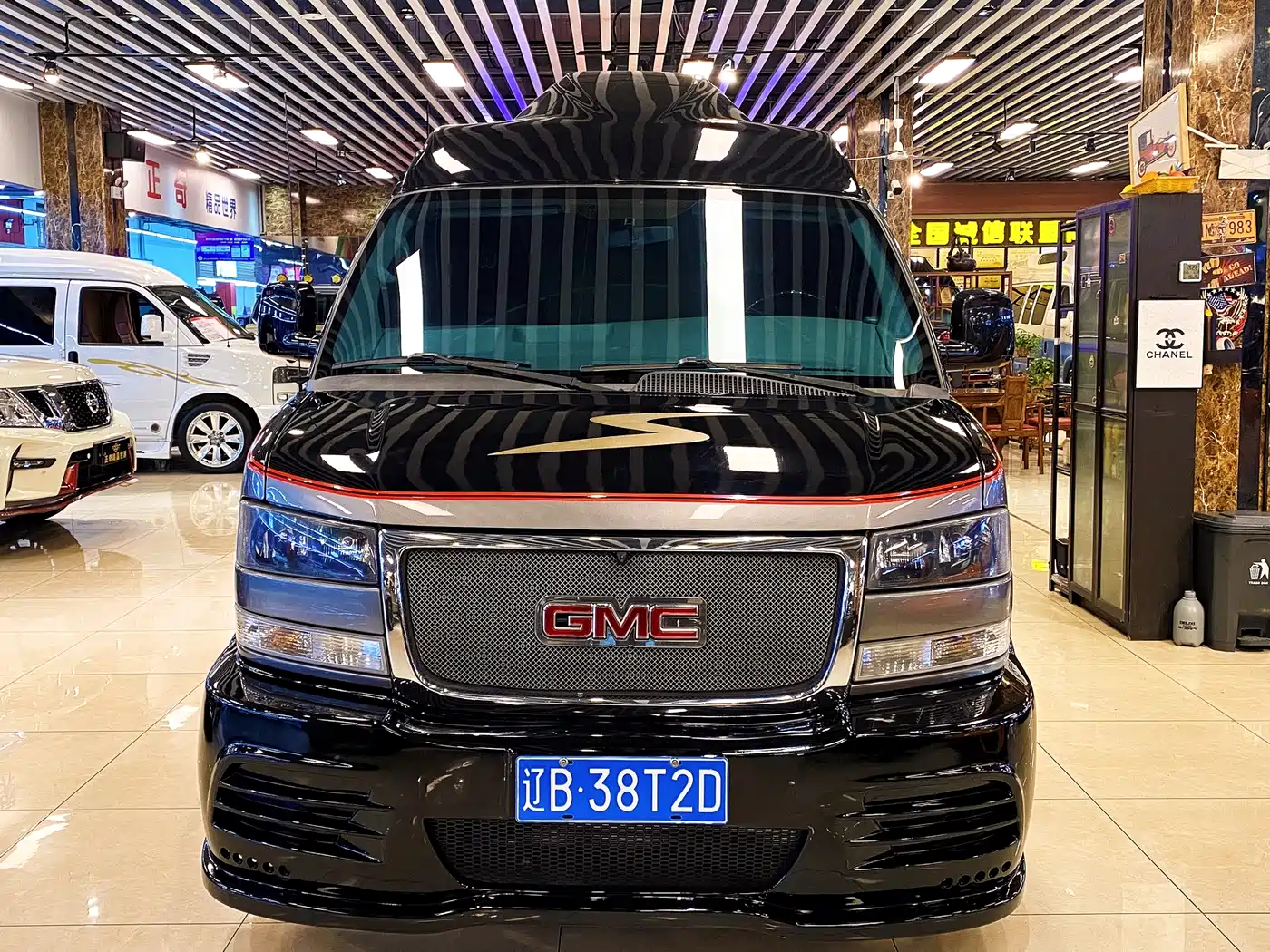 GMC Savana 2015 6.0L G600L Elegance Edition фото 2