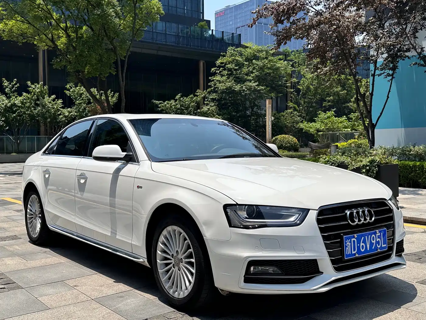 Audi A4L 2016 35 TFSI Collector's Edition S line Comfort фото 3