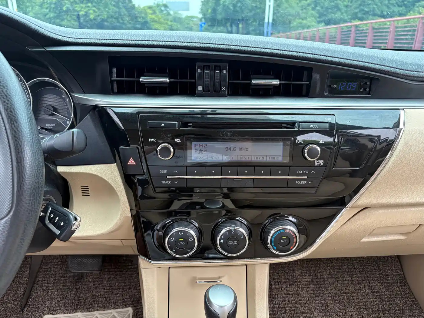 Toyota Corolla 2014 1.6L CVT GL фото 12
