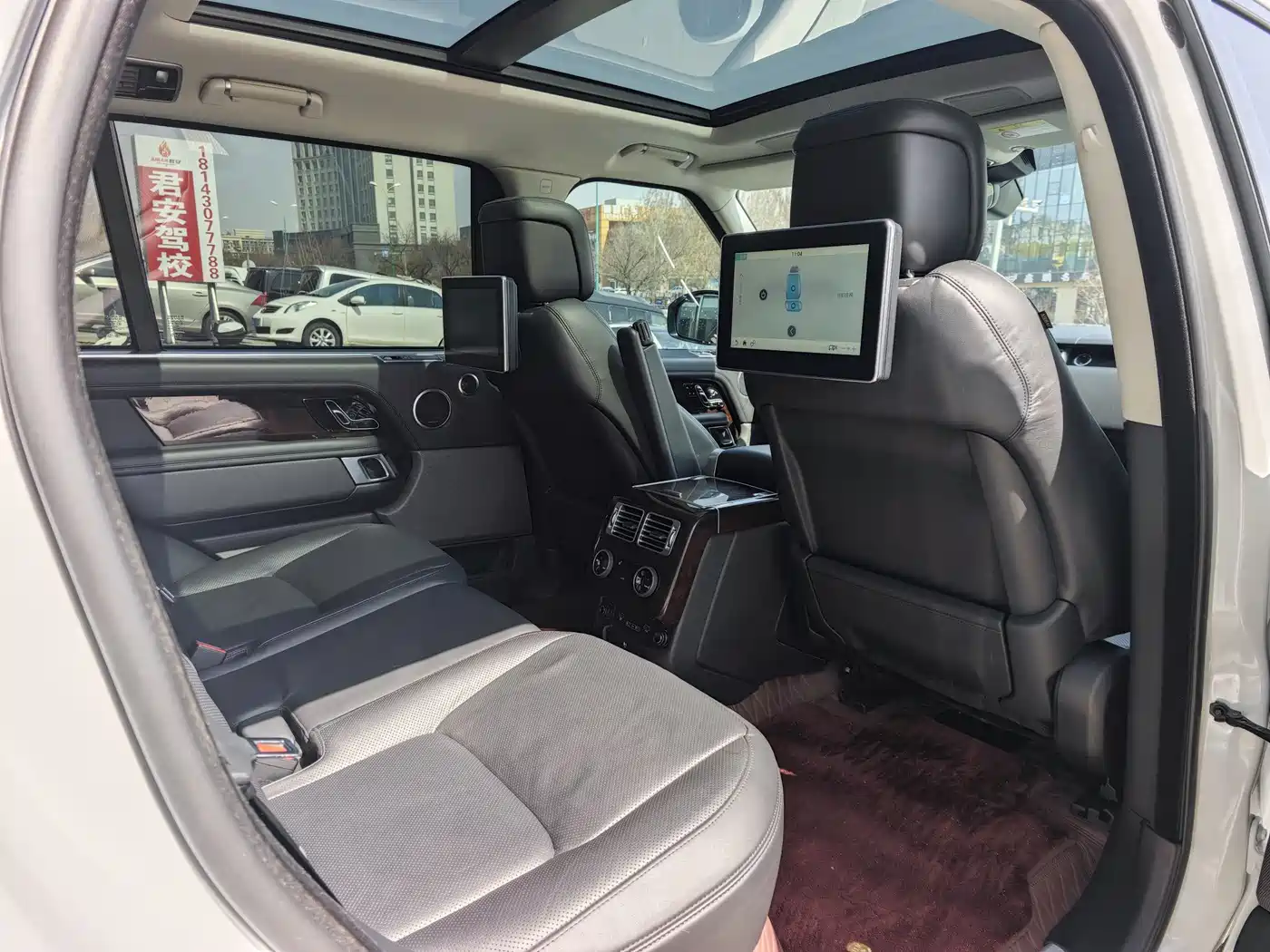 Land Rover Range Rover 2020 3.0 L6 Heritage Extended Edition фото 11