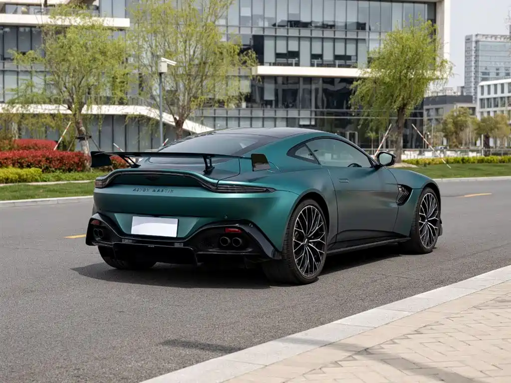 ASTON MARTIN V8 VANTAGE