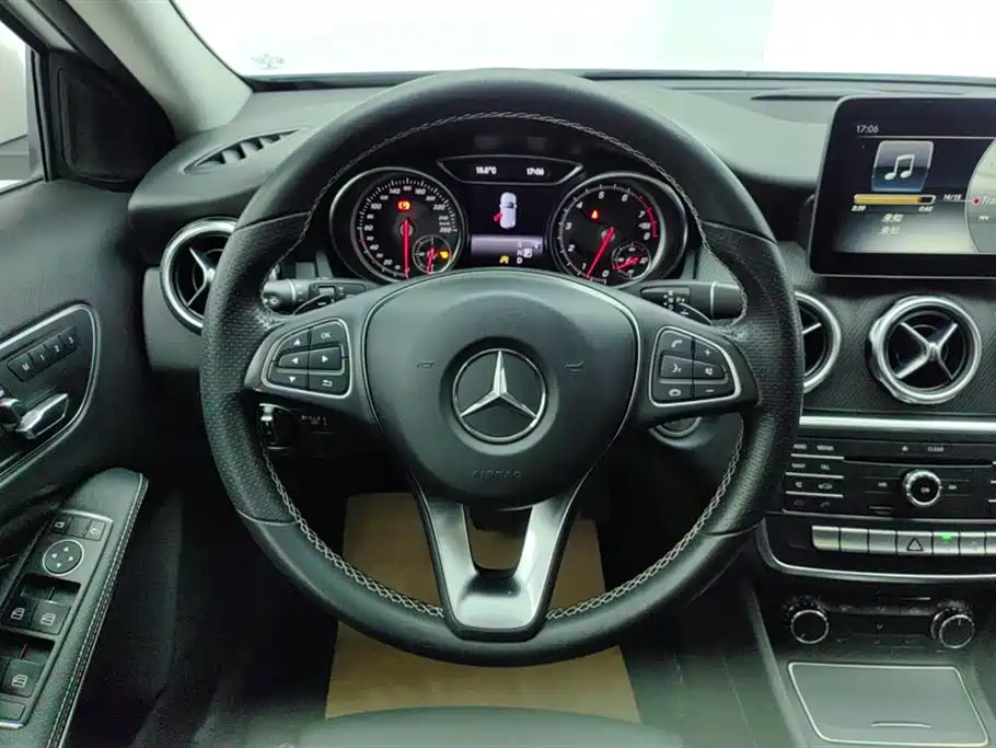 Mercedes-Benz GLA 2017 GLA 200 Dynamic фото 15