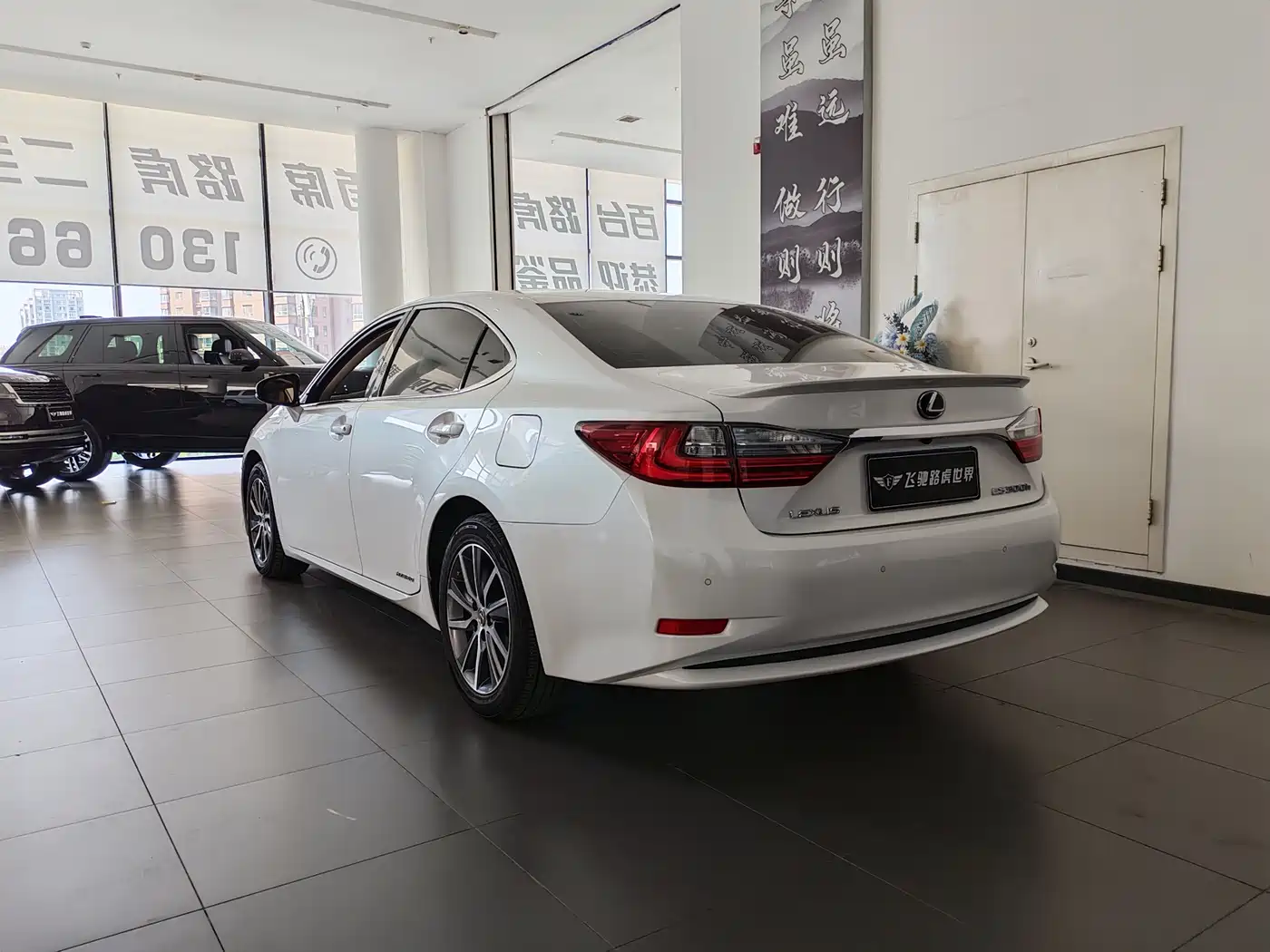 Lexus ES 2017 300h Mark Levinson Comfort Edition фото 16