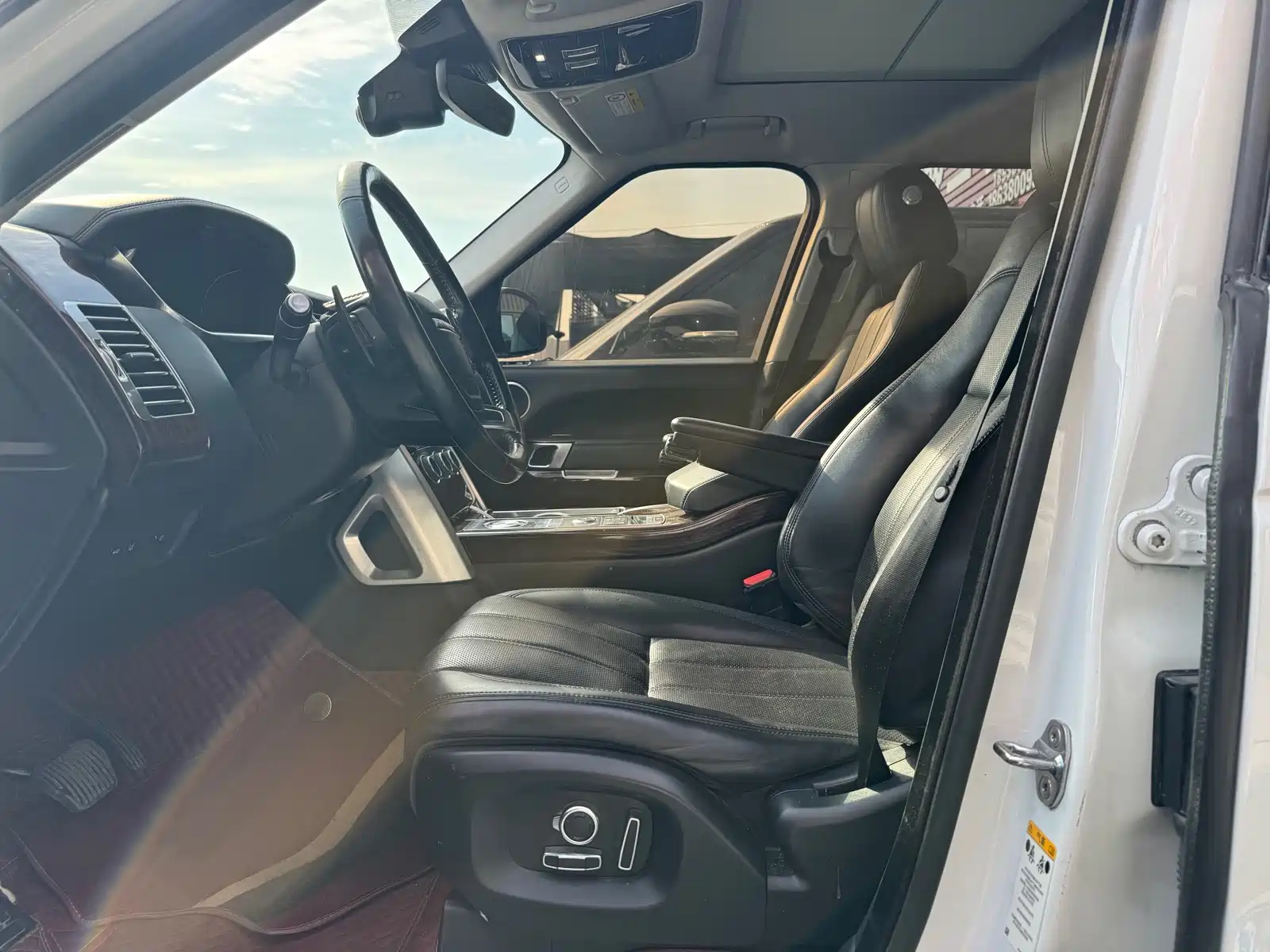Photo 7 - Land Rover Range Rover