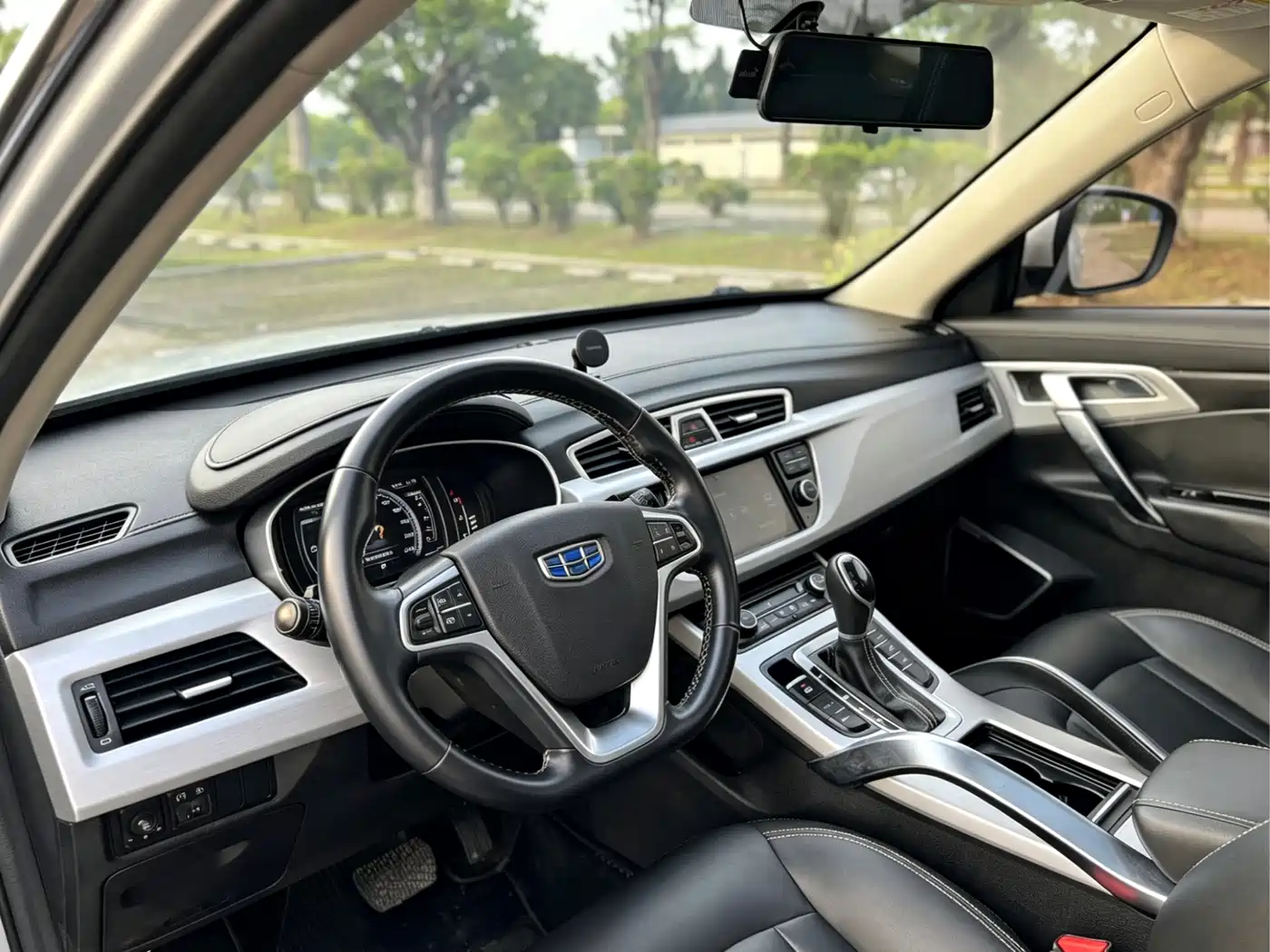 Фото 8 - Geely Atlas