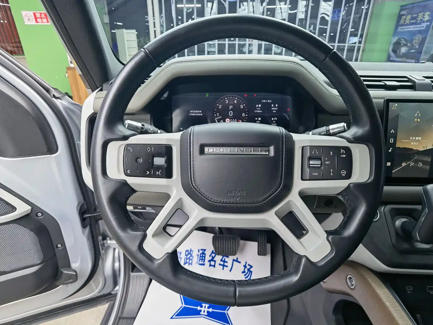 Land Rover Defender 2022 110 P400 Dark Special Edition фото 10